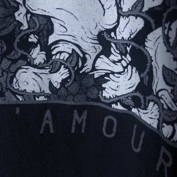 Skeleton love tee with rose vines in high contrast white grey and black - Picture 7 of 8